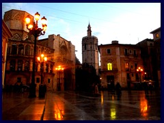 laza de la Virgen at dark - Catedral de Santa Maria